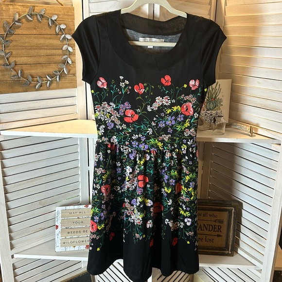 LC Lauren Conrad Dresses & Skirts - Lauren Conrad Floral Cap Sleeve Dress Black Floral